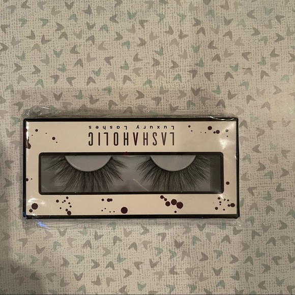 Lashaholic Luxury Lashes, Style Kiss Me. 100% Premium Silk NEW - Picture 2 of 3